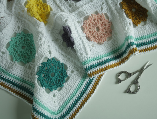 Crochet blanket, free crochet pattern: Field of Daisies Blanket | Happy in Red Crochet blanket, free crochet pattern: Field of Daisies Blanket | Happy in Red