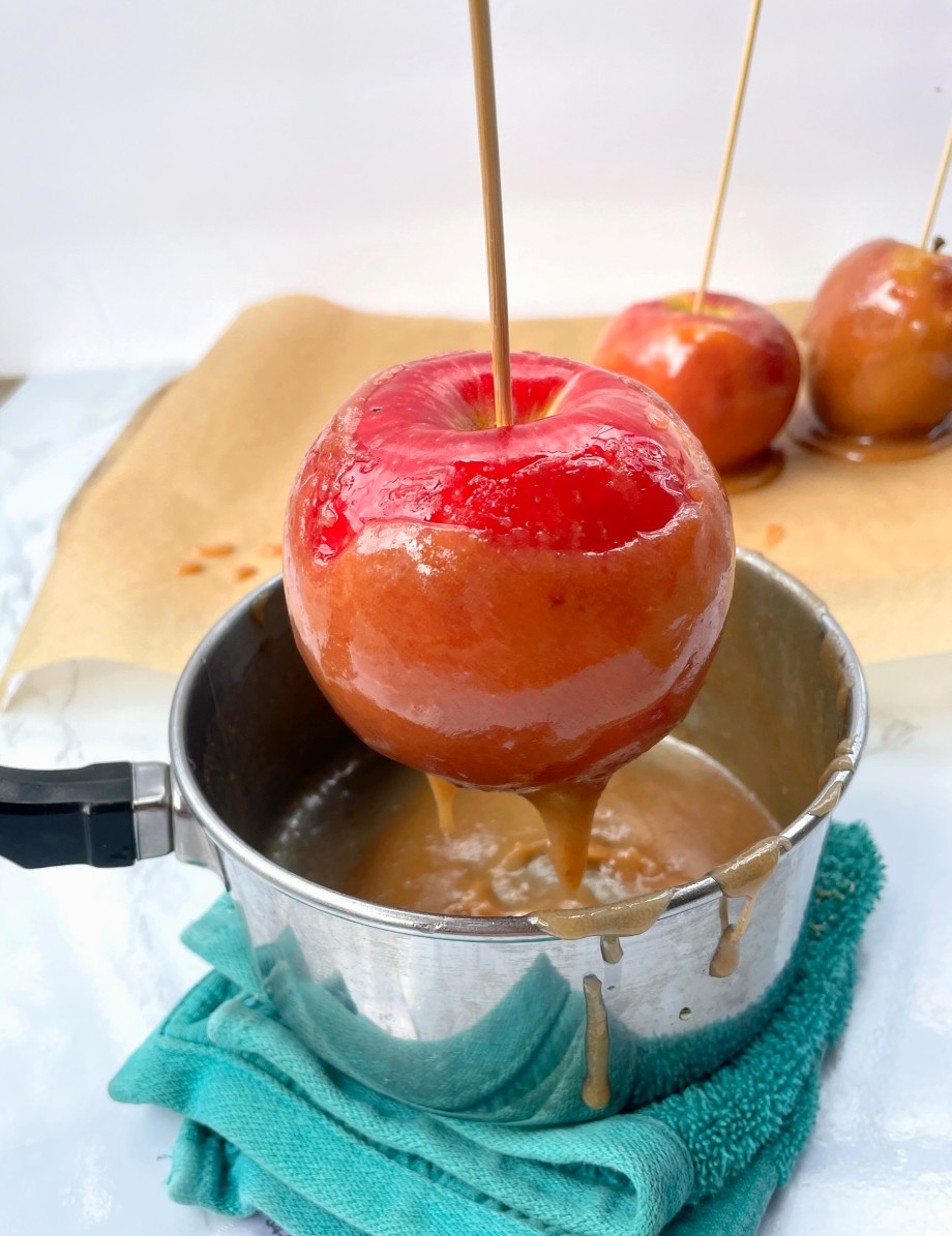 The Best Caramel Apples are covered in a sweet and delicious homemade caramel sauce! Easy to make and kid-friendly. Homemade Caramel Apples