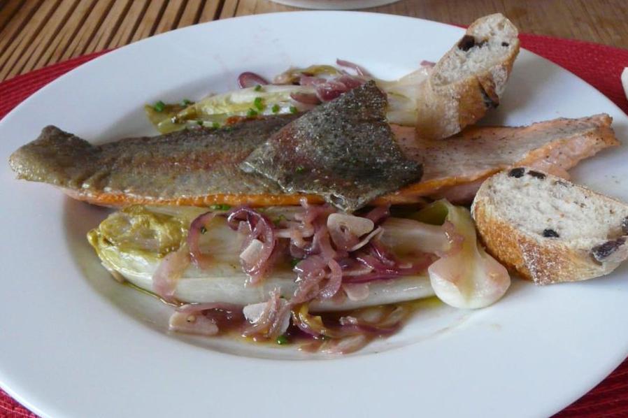 Kulinarische Welten zu Fisch- und Meeresfrucht: Saibling an geschmortem ... Kulinarische Welten zu Fisch- und Meeresfrucht: Saibling an geschmortem ...