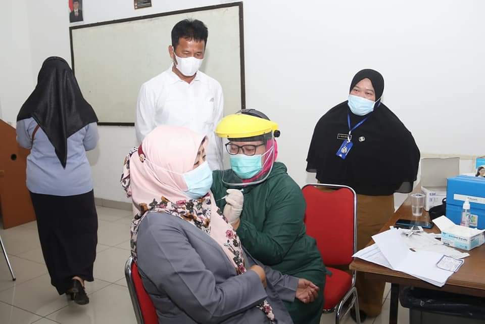 Rudi Pastikan Ketersedian Vaksin di Batam Masih Terpenuhi Masyarakat Tidak Perlu Kwatir Rudi Pastikan Ketersedian Vaksin di Batam Masih Terpenuhi Masyarakat Tidak Perlu Kwatir