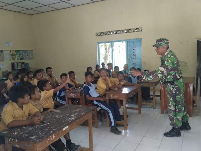 Senangnya Murid SDN 3 Jimbung Dengan TNI Satgas TMMD Reg 105 Kodim Klaten