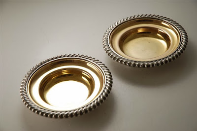 http://www.jamesbaldwinantiques.com/stock.php?ProductID=279&ProductName=A+Pair+of+Regency+Old+Sheffield+Plate+Salt+Dishes