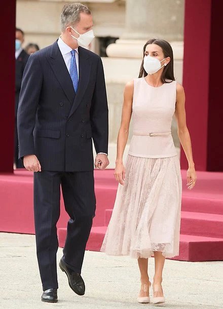 Queen Letizia wore a pink top and lace midi skirt from Felipe Varela. Gala dinner for President Moon Jae-in and Kim Jung-sook