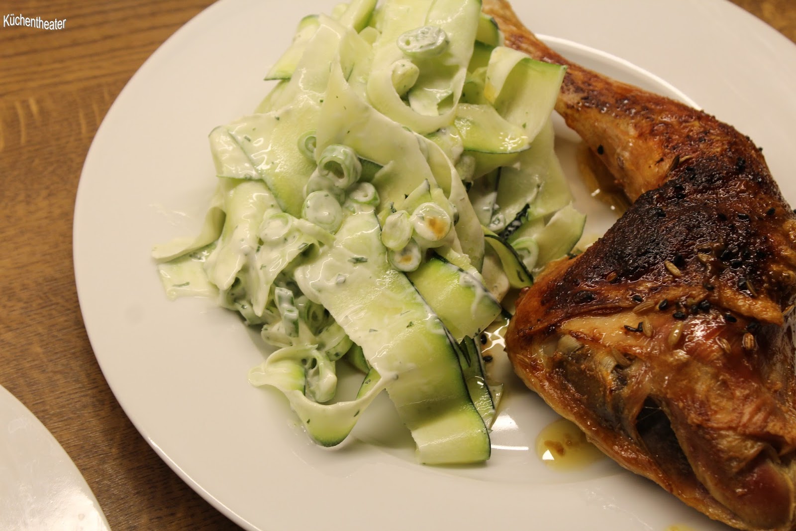 Küchentheater: Zitronen-Hähnchenkeule mit Zucchini-Rohkost