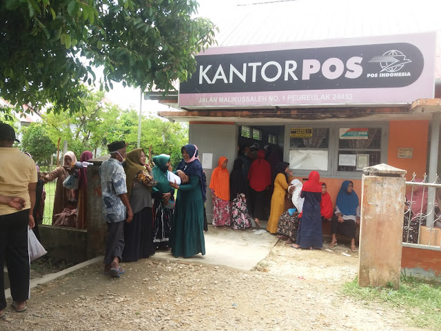 Tak Sedia Hand Sanitizer dan Abaikan Physical Distancing, Kepala Kantor Pos Peureulak Dikritik oleh Warga Mei 18, 2020