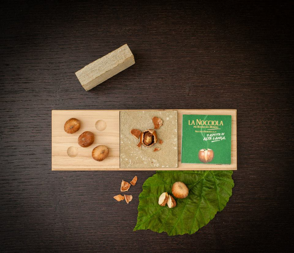 В магазине продается несколько видов творога. Стильные коробки. Масло сливочное. Упаковка продуктов. Подарочный набор - чайный.