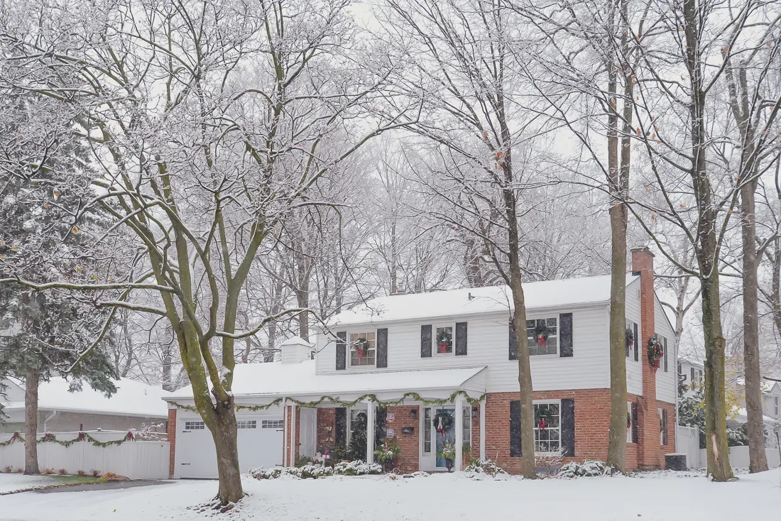 colonial house in winter, colonial house with snow, Christmas house with snow