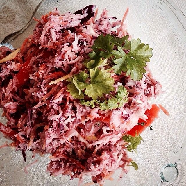 Färggrann coleslaw med cashew creme fraiche