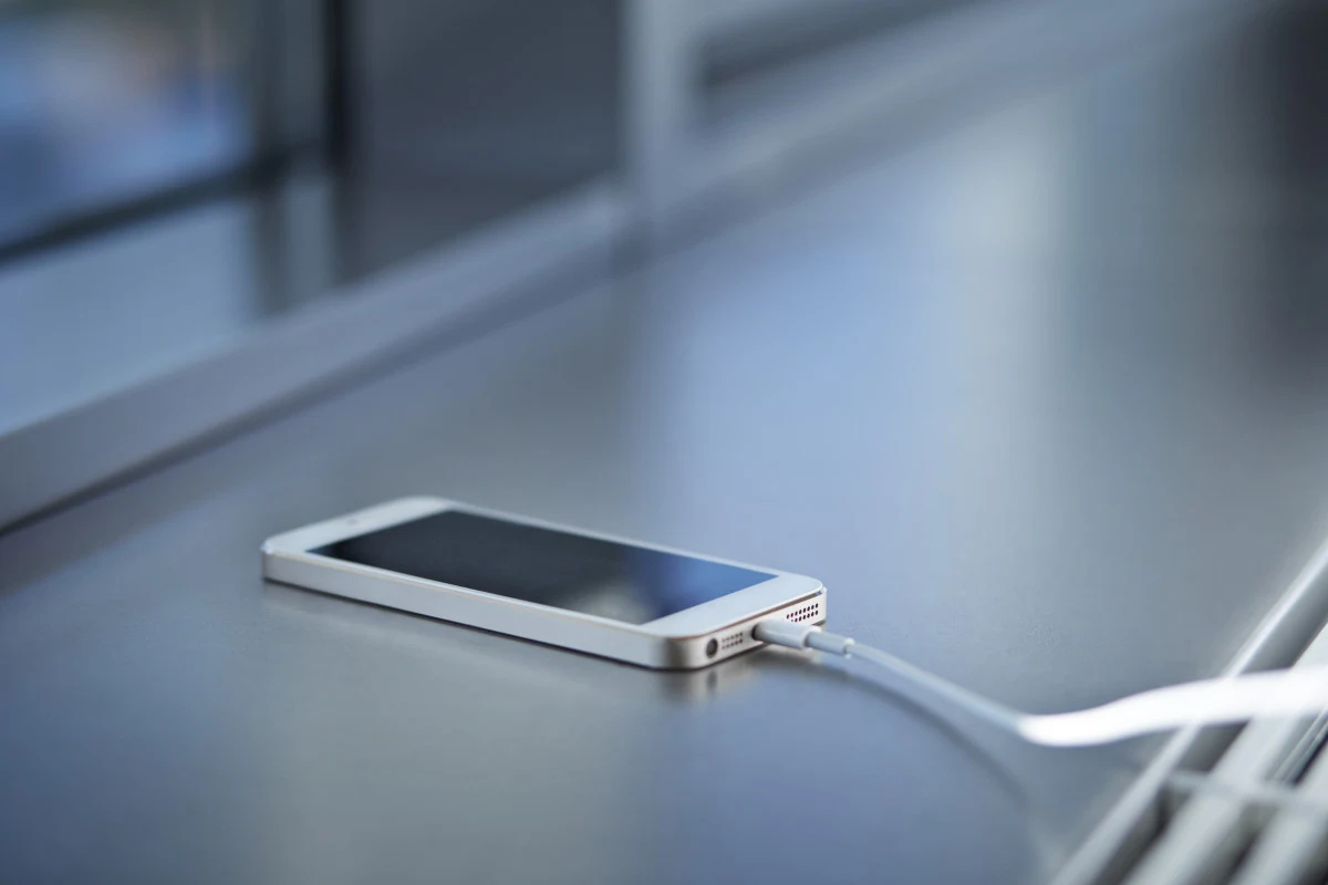 Why You Shouldn't Charge Your Mobile Phone Overnight [video]