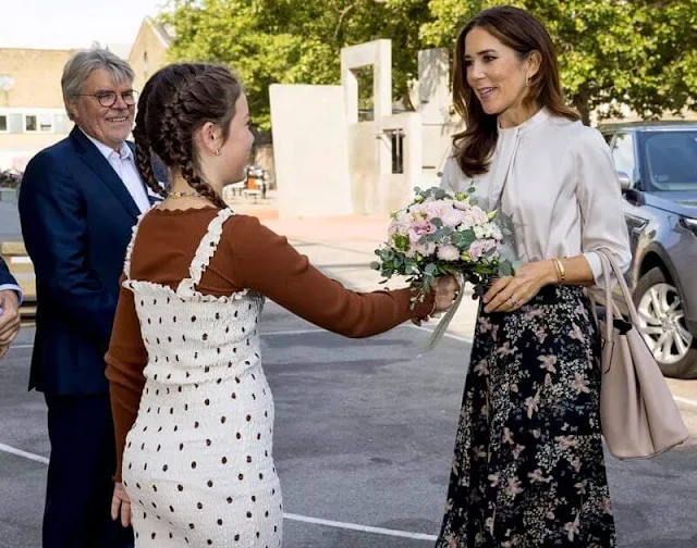 Crown Princess Mary wore a flower print Maxi skirt from Andiata, Hugo Boss clelo blouse, Gianvito Rossi pumps, Prada bag