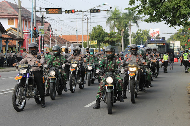 Aksi Kodim, Polres dan Pemkab Sragen Semprot Disinfektan Virus Corona Aksi Kodim, Polres dan Pemkab Sragen Semprot Disinfektan Virus Corona