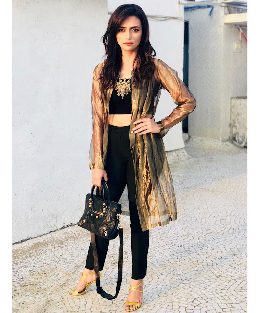 Bollywood Model Roshni Chopra Latest Pics Navel Queens