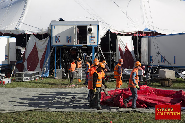 Devant le chapiteau, les employés du cirque Knie installent le grand et le petit buffet puis montent la tente d'entrée du cirque. ( Bulle le 24 septembre 2018 ) photo Philippe Ros