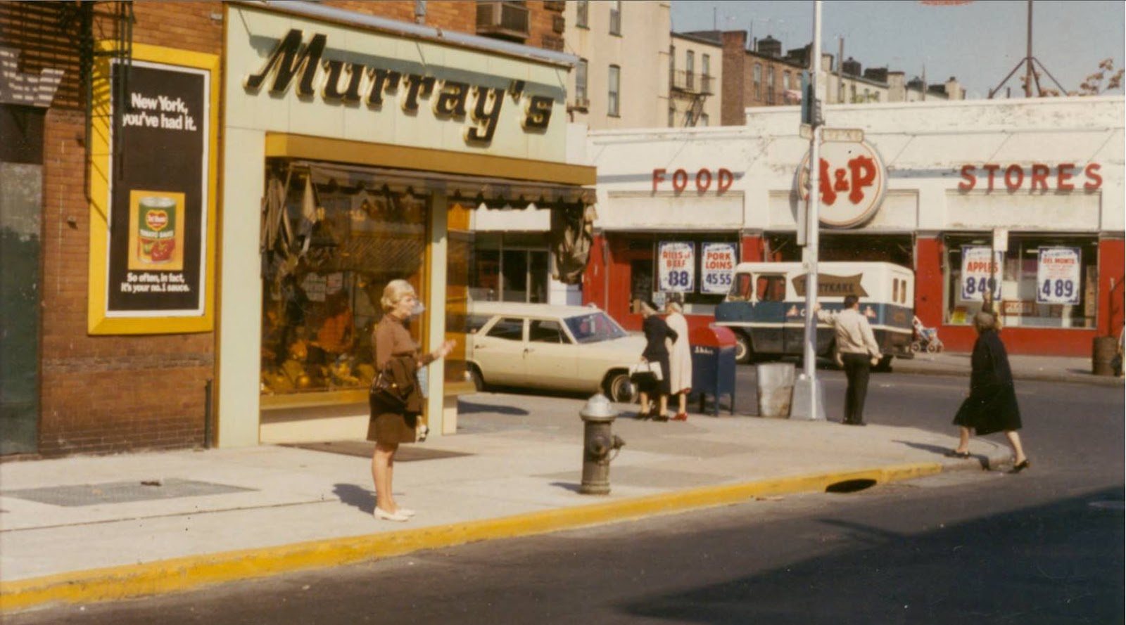 30 Fascinating Color Photographs That Capture Street Scenes of Queens