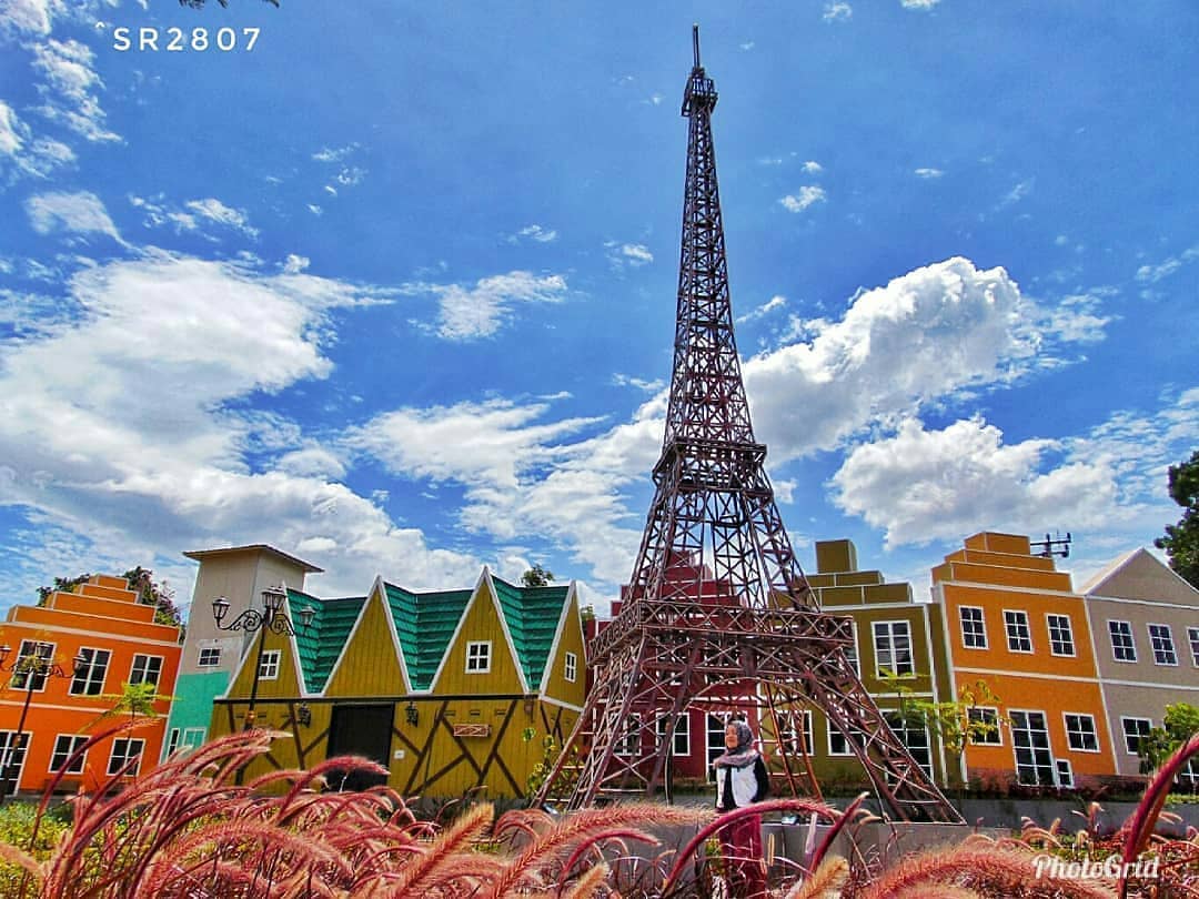 Tempat Wisata Miniatur Menara Eiffel