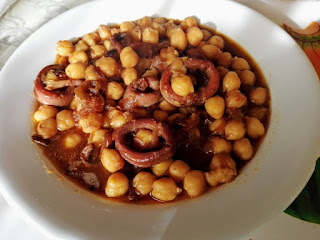 Calamarcitos con garbanzos Calamarcitos con garbanzos.