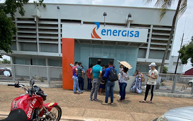 HUMILHANTE - Clientes se revoltam por aguardar atendimento sob o sol em frente à Energisa - VEJA O VÍDEO