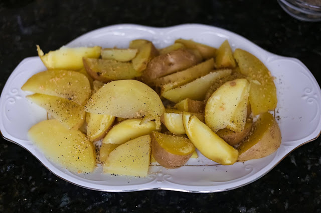 Imagen de preparación de patatas con salsa de queso
