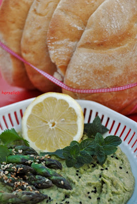 Spargel-Hummus als leckerer Dip fürs Fladenbrot