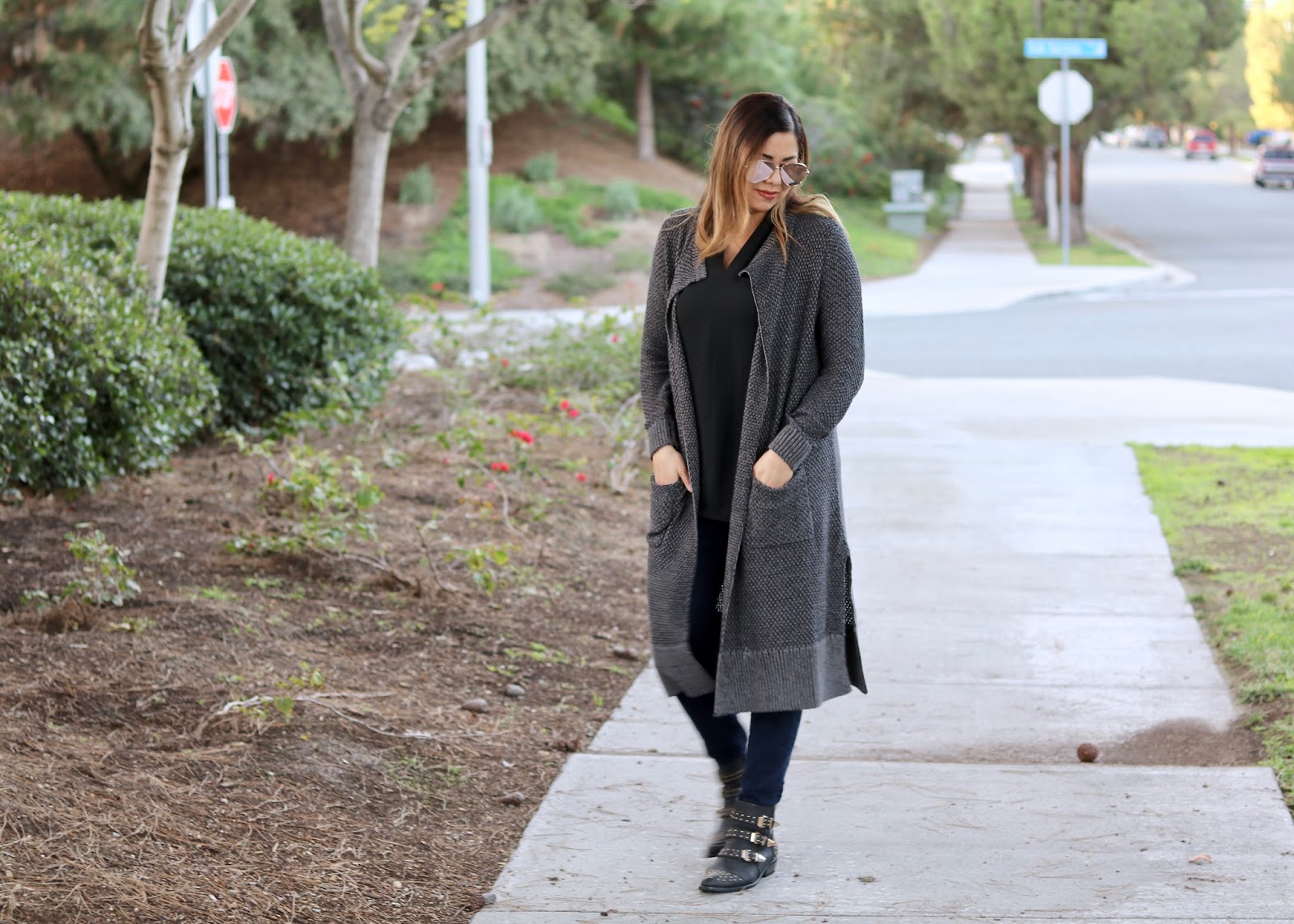 Chunky long sweater and jeans outfit Long knits and denim outfit, long knits and ankle booties, san diego fashion