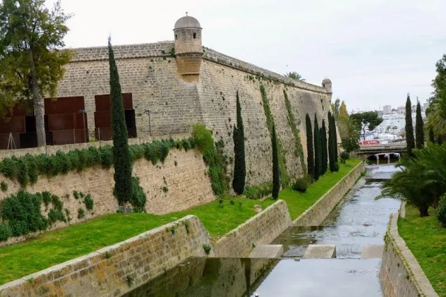 Things to see in Palma de Mallorca - Castle walls