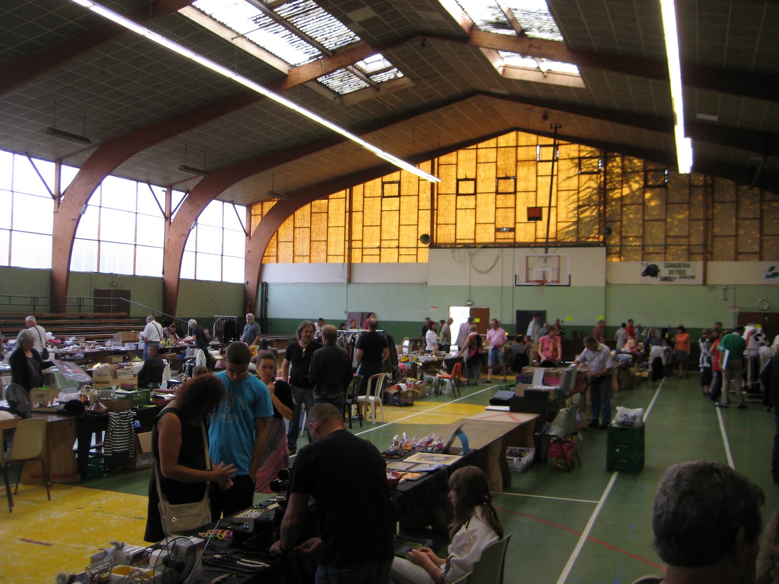 lost property vintage thrifting in france