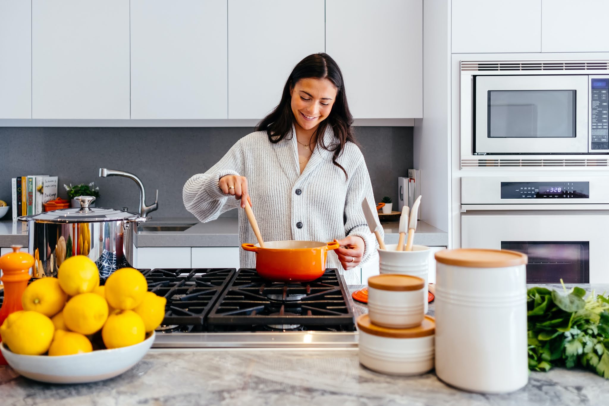 ragazza che cucina