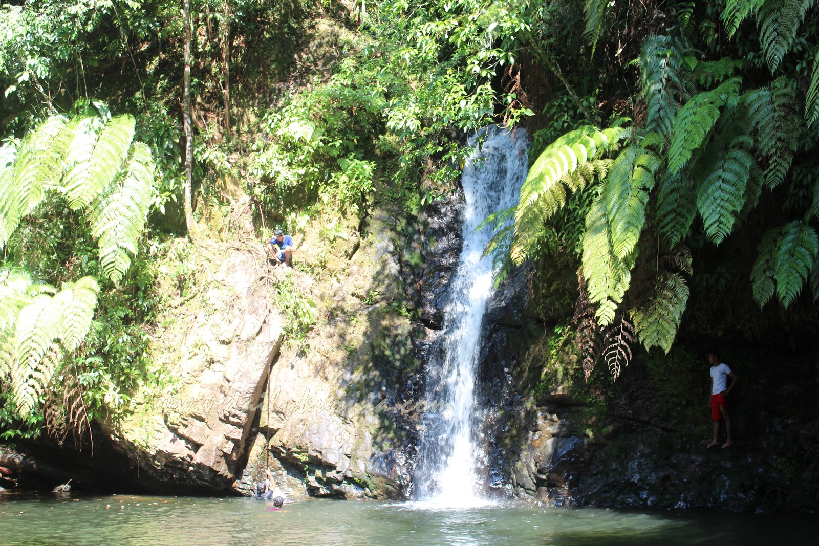 Ekspedisi Air Terjun Batu Dinding Lipat Kain