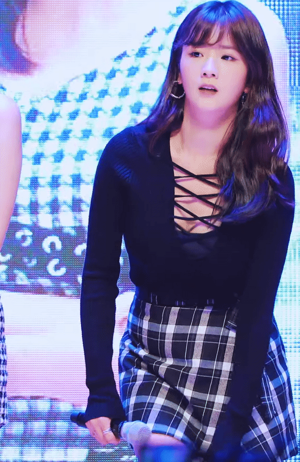 니삭스 정리하는 에이핑크 보미 ㄷㄷㄷ . GIF