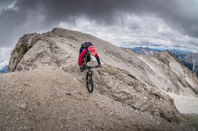 Downhill Biken in den Dolomiten / Überschreitung des Monte Cristallo Massivs / Cresta  Bianca, 2932 m