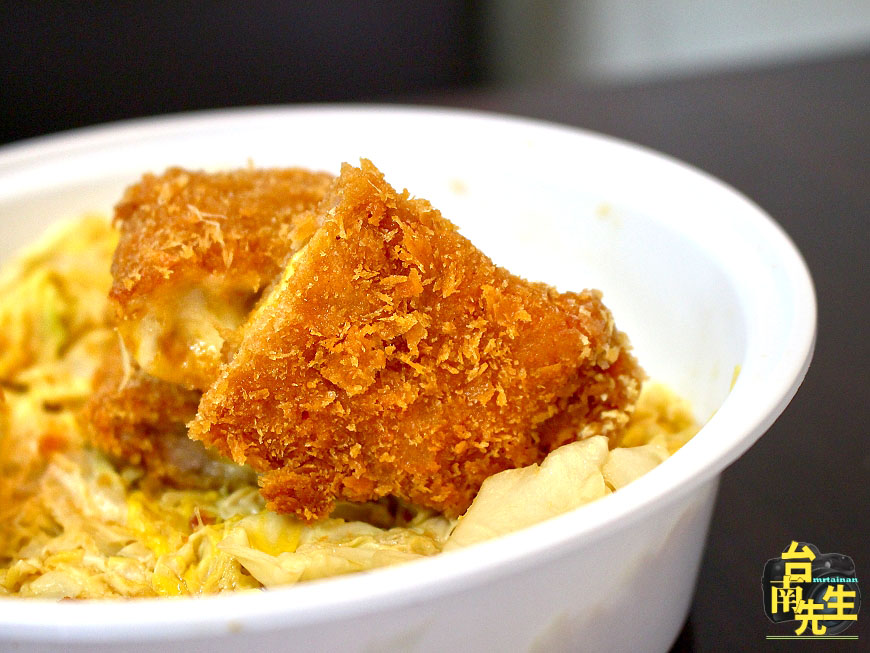 台南日式炸豬排/選用國產新鮮溫體豬/現點現炸酥脆不油膩/限量供應自製特調醬料/便當配菜每天不一樣/親自上市場採買食材