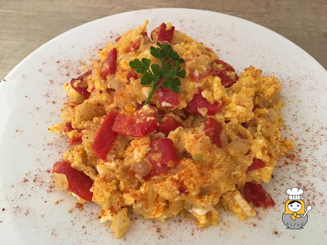 Revuelto de bacalao y pimientos de piquillo