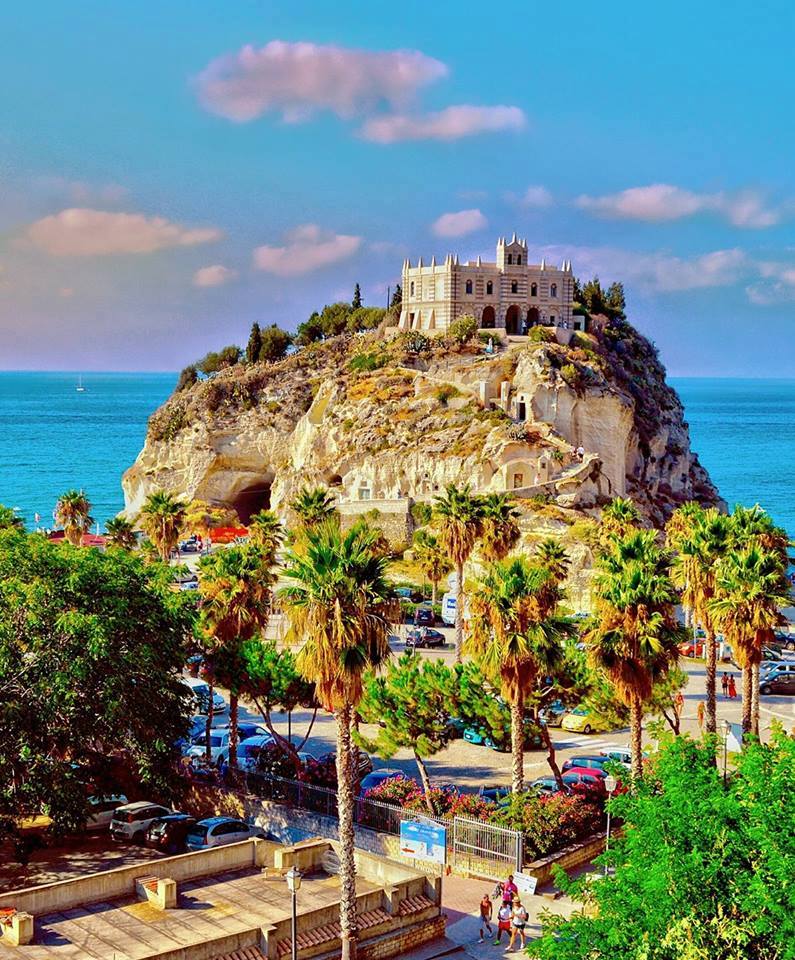 Tropea. Il Santuario Santa Maria dell'Isola. Vi raccontiamo la storia di uno dei luoghi simboli Tropea. Il Santuario Santa Maria dell'Isola. Vi raccontiamo la storia di uno dei luoghi simboli