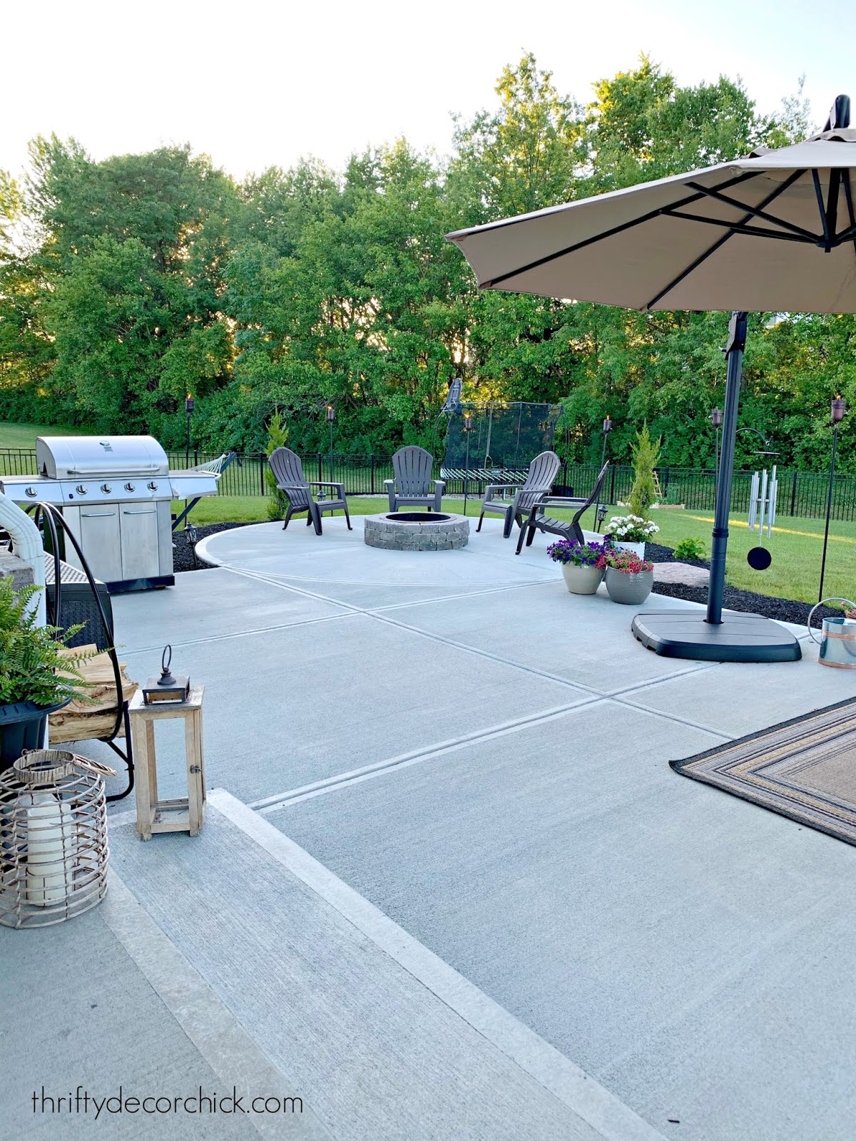 patio with round fire pit area