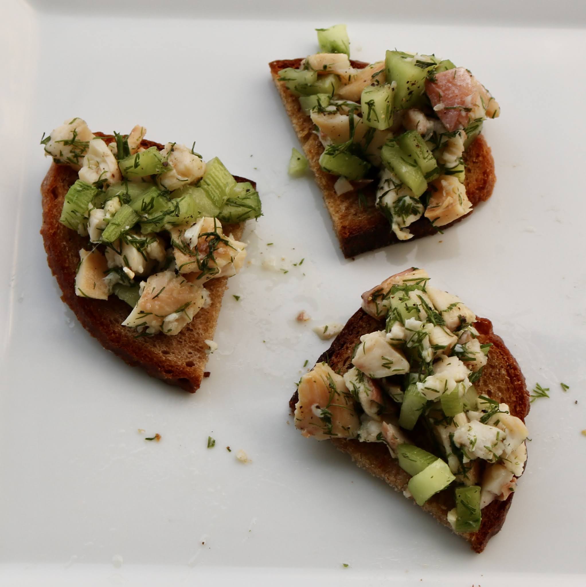 Räucherforellen Tatar auf Brot Räucherforellen Tatar auf Brot