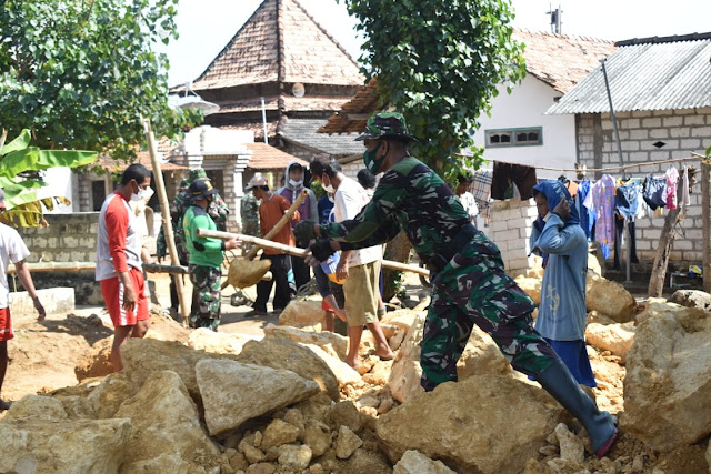 Tuban – Dalam rangka penanggulangan bencana akibat abrasi pantai di Kabupaten Tuban, TNI bersama Rakyat tergerak dalam hal pembuatan tanggul penahan abrasi pantai. Komandan Kodim (Dandim) 0811 Tuban Letkol Inf Viliala Romadhon, S.E, M.I.Pol didampingi Komandan Pusat Latihan Tempur Marinir (Danpuslatpurmar) Bancar meninjau lokasi sasaran Karya Bakti Pembuatan Tanggul Penahan Abrasi Pantai di Dusun Bancar, Desa Bancar, Kecamatan Bancar, Kabupaten Tuban. Kamis (03/09/2020)  Adapun pelaksanaan Karya Bakti dalam rangka penanggulangan bencana ini, yang dikerjakan oleh prajurit TNI-AD dari Kodim 0811 Tuban dan prajurit TNI-AL dari Puslatpur Marinir tampak hadir Dandim 0811 Tuban Letkol Inf Villiala Romadhon, S.E, M.I.Pol, Danpuslatpur Bancar Mayor Mar. Nanang S., Pasiter Kodim 0811 Tuban Kapten Arh Sudiyono, Danramil 0811/12 Bancar Kapten Inf Koliq Hasim, Danramil 0811/09 Jatirogo Kapten Inf Gofar, Batituud Koramil 12 Bancar Pelda Sonhaji, Kades Bancar Bpk. Ahmad Anam, Babinsa Bancar Serma Febriyanto, Anggota Stafter Kodim 0811 Tuban, Anggota Koramil 12 Bancar, Anggota Koramil 09 Jatirogo, Anggota Koramil 13 Tambakboyo, Anggota Puslatpur Marinir Bancar, Anggota Tim Relawan, Perangkat Desa Bancar dan Warga Masyarakat Bancar.  Kegiatan Karya Bakti ini bertemakan Karya Bakti TNI Wujud Nyata Pengabdian Untuk Rakyat, TNI bersama Rakyat dalam hal pembuatan tanggul penahan abrasi pantai adalah menindaklanjuti bencana yang sering terjadi akibat pengikisan pada bibir pantai di Desa Bancar, Kecamatan Bancar. Dalam hal ini, kegiatan tersebut bertujuan guna membantu kesulitan rakyat untuk mengatasi bencana abrasi laut atau pantai.  Kunjungan Dandim 0811 Tuban, untuk memastikan dan mengecek langsung ke lokasi sasaran karya bakti, sejauh mana bencana yang telah dialami para warga masyarakat sekitar pesisir pantai. Pelaksanaan pengerjaan pembuatan tanggul penahan abrasi pantai tersebut dikerjakan bersama dengan warga, guna mengurangi pengikisan tanah di bibir pantai di Desa Bancar.  Dalam hal kegiatan tersebut guna demi mewujudkan TNI manunggal dengan rakyat, bersama-sama untuk mengatasi bencana abrasi laut atau pantai, terhadap permukiman warga di pesisir pantai. Kegiatan tersebut merupakan wujud nyata TNI mengatasi kesulitan rakyat. (Jayak)