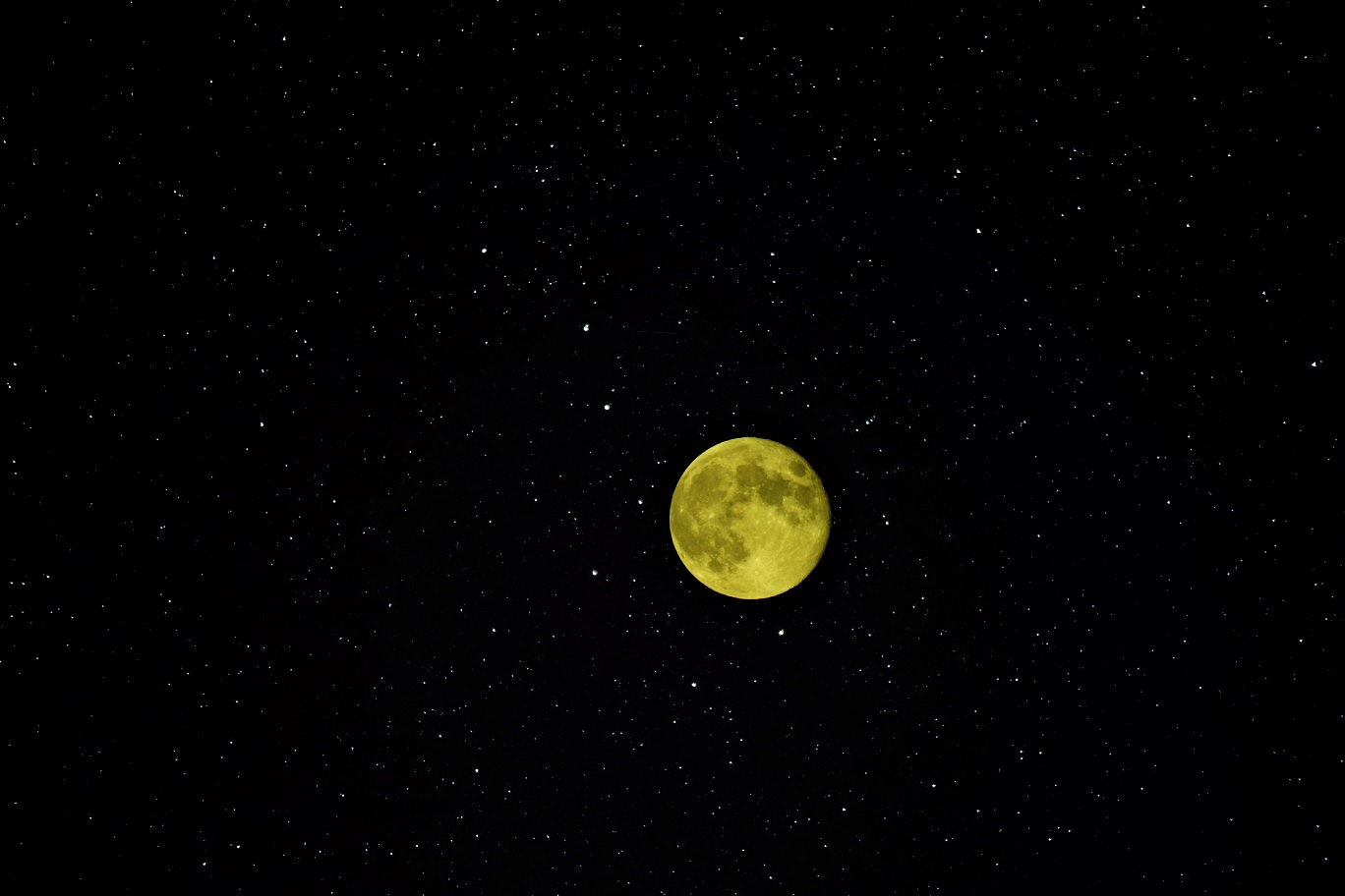 Желтая луна песни. Желтая Луна. Ярко желтая Луна. Желтое полнолуние. Луна желтая большая.