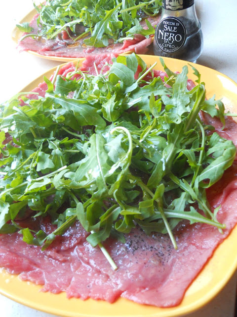 carpaccio di manzo con rucola e sale nero