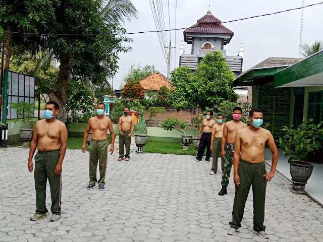 Hindari Corona, Anggota Koramil Sumberlawang Berjemur di Bawah Sinar Matahari