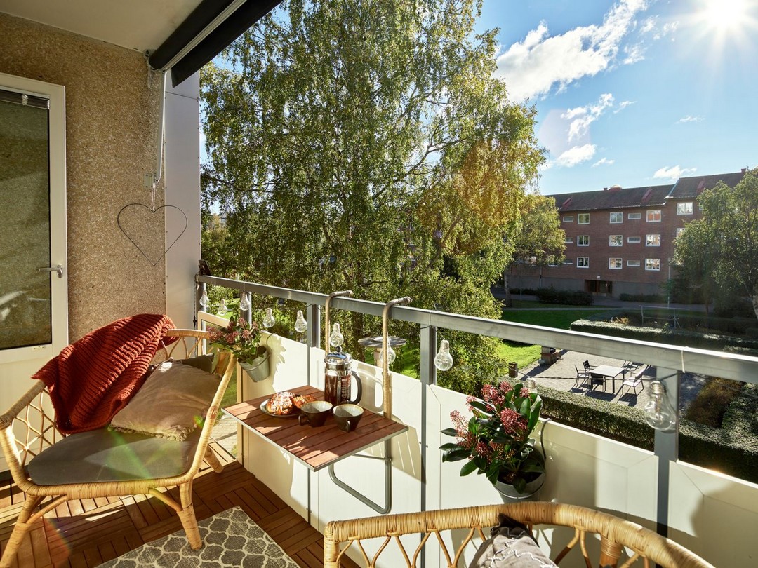 UNE CUISINE COULOIR ET SON ESPACE REPAS