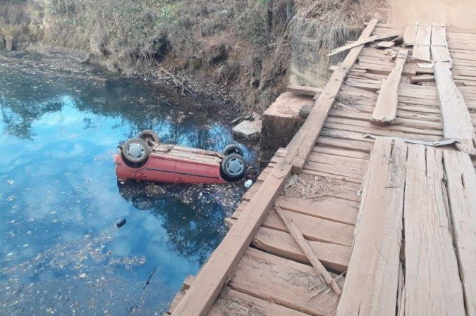 Carro é encontrado submerso em riacho com seis corpos em Luziânia