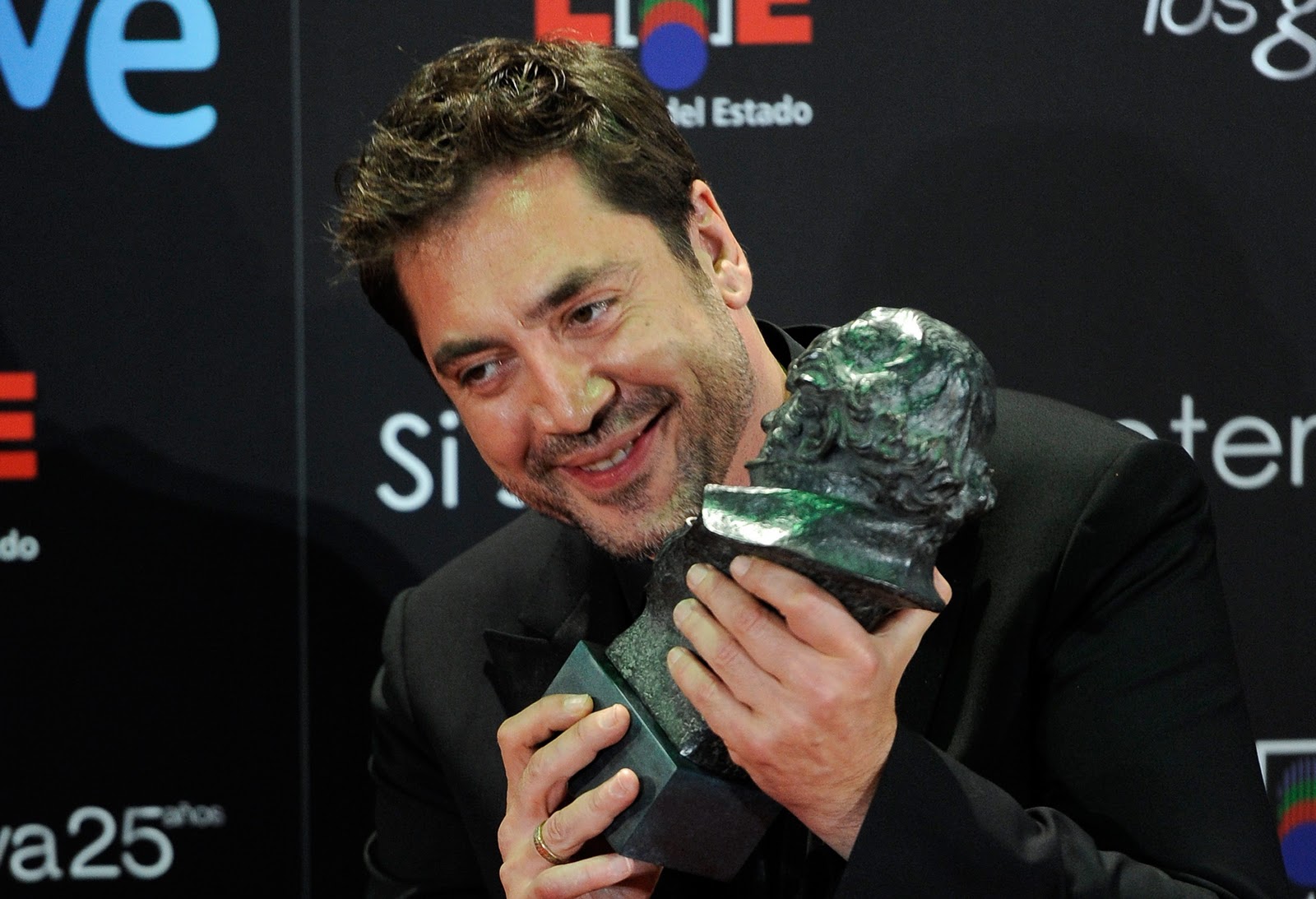 http://1.bp.blogspot.com/-6WA_eyqEDFw/TVhp-wEel1I/AAAAAAAAFgc/lvs03ujhhg4/s1600/bardem.jpg