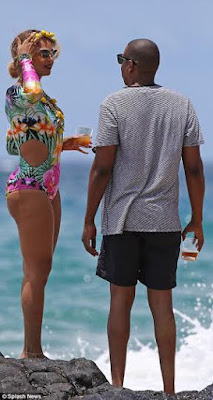15 Beyonce & JayZ show rare PDA on a beach in Hawaii (photos)