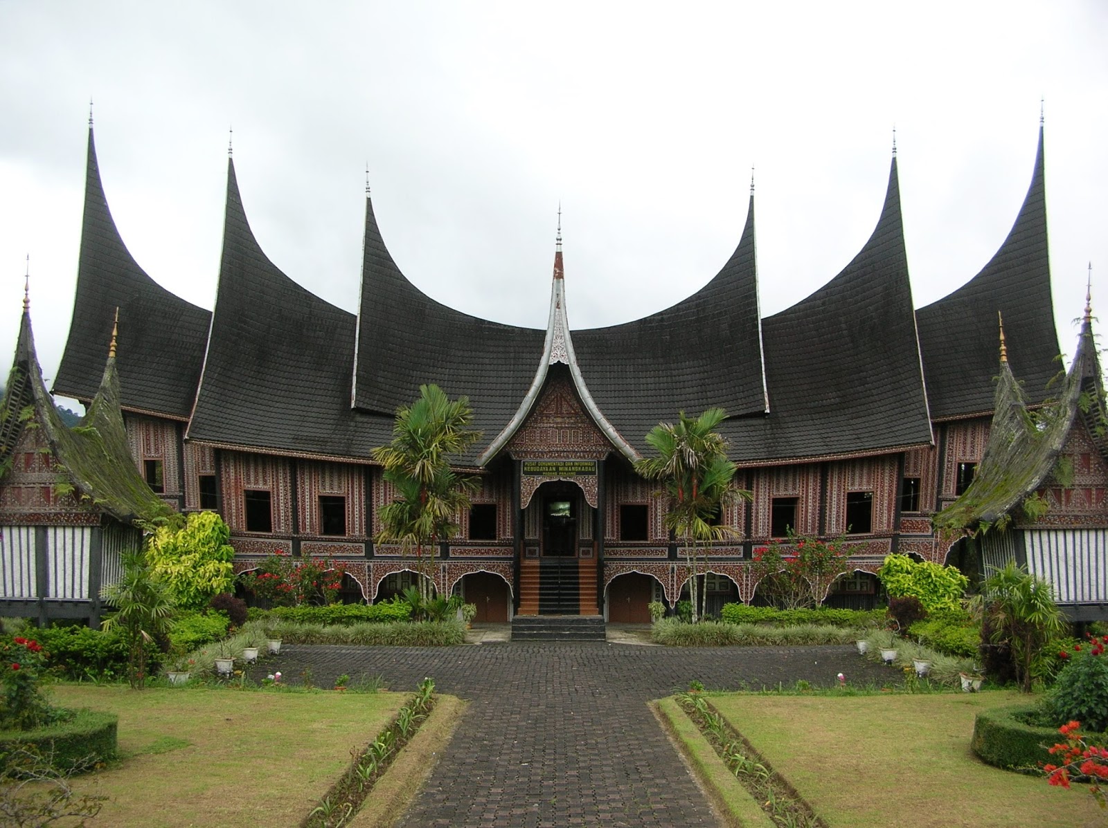 Download this Rumah Melayu Selaso Jatuh Kembar Adat Kepulauan Riau picture