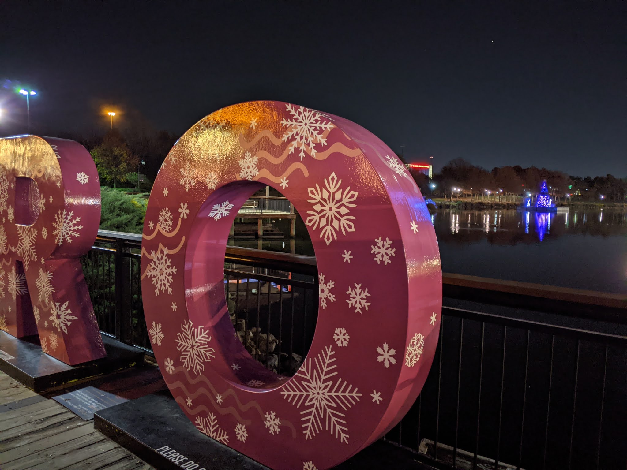 Sam Eig Rio Lakefront Christmas decorations in Gaithersburg (Video+Photos)