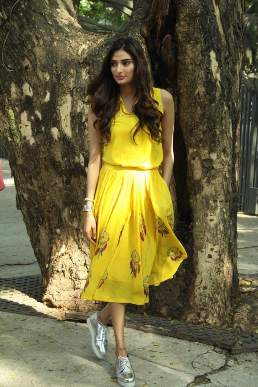 High Quality Bollywood Celebrity Pictures: Athiya Shetty Looks Hot In