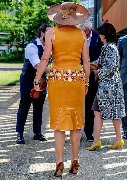 Queen Maxima wore a yellow embellished dress by Oscar de la Renta. Queen Maxima wore Oscar de la Renta embellished dress