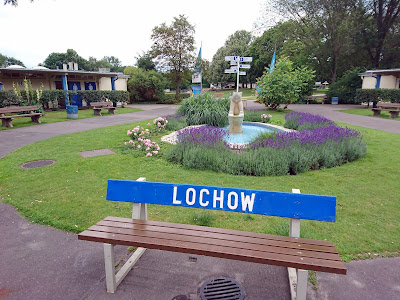 Sommerbad Wilmersdorf, mit Bärenbrunnen, Katzenminze und einer Bank auf der "Lochow" steht.