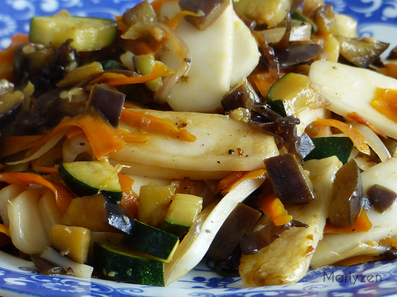 Pâtes de riz sautées aux légumes et aux champignons noirs Marlyzen, cuisine revisitée Pâtes de riz sautées aux légumes et aux champignons noirs Marlyzen, cuisine revisitée