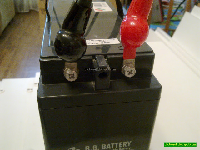 Красный провод на плюс аккумуляторной батареи, а черный - на минус